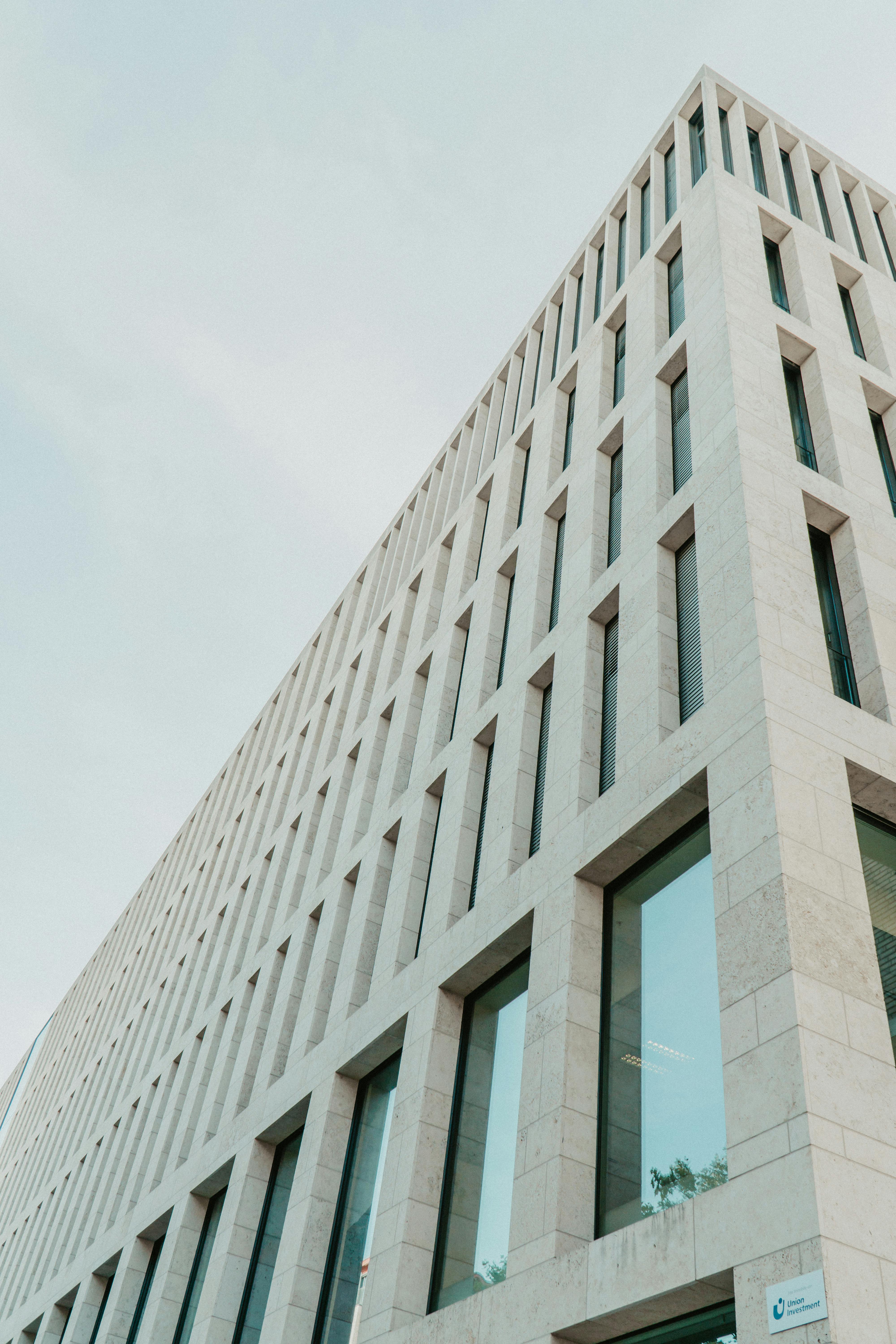 Modern mimari çizgiler taşıyan profesyonel proje yaklaşımını yansıtan dış cephe görseli